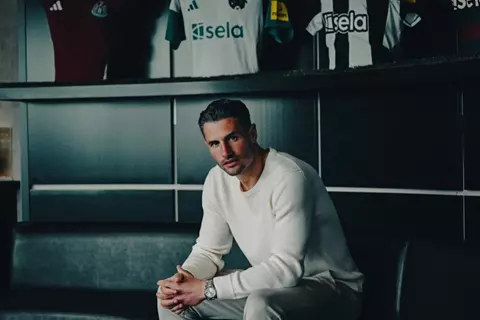 نيوكاسل يعلن تمديد عقد فابيان شار حتى 2026 